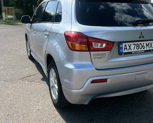 Серый Мицубиси Outlander Sport, объемом двигателя 2 л и пробегом 200 тыс. км за 11200 $, фото 4 на Automoto.ua