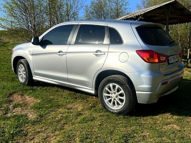 Серый Мицубиси Outlander Sport, объемом двигателя 2 л и пробегом 220 тыс. км за 11700 $, фото 4 на Automoto.ua