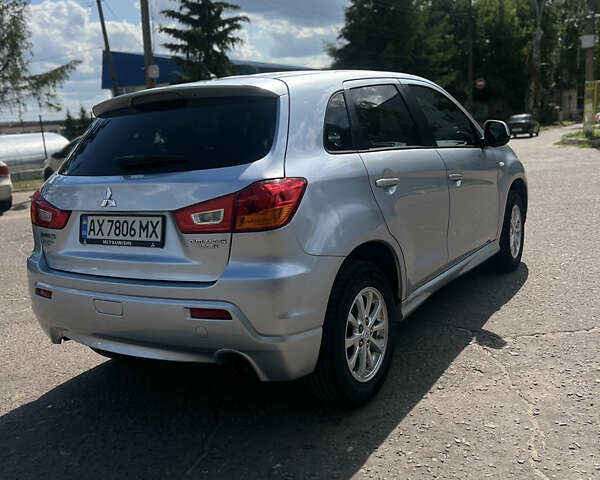 Серый Мицубиси Outlander Sport, объемом двигателя 2 л и пробегом 200 тыс. км за 11200 $, фото 3 на Automoto.ua
