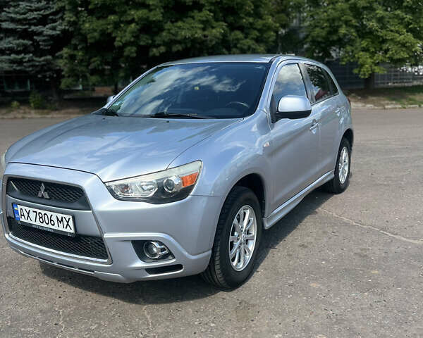 Серый Мицубиси Outlander Sport, объемом двигателя 2 л и пробегом 200 тыс. км за 11200 $, фото 2 на Automoto.ua