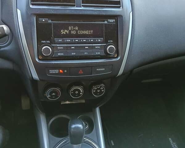 Серый Мицубиси Outlander Sport, объемом двигателя 2 л и пробегом 169 тыс. км за 8800 $, фото 9 на Automoto.ua