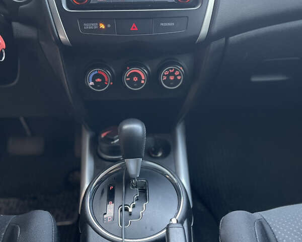 Серый Мицубиси Outlander Sport, объемом двигателя 2 л и пробегом 210 тыс. км за 10000 $, фото 10 на Automoto.ua