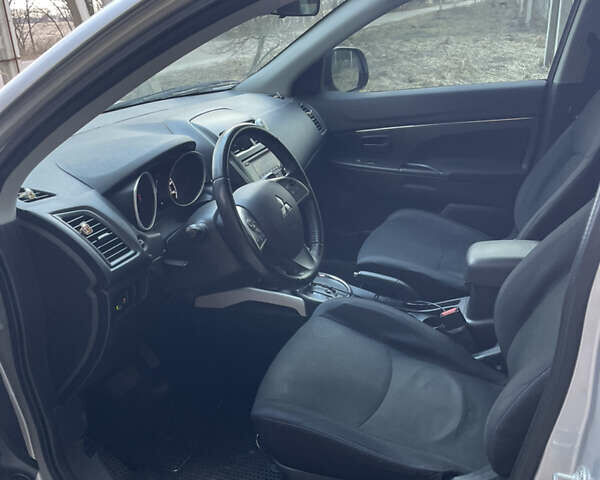 Серый Мицубиси Outlander Sport, объемом двигателя 2 л и пробегом 210 тыс. км за 10000 $, фото 8 на Automoto.ua