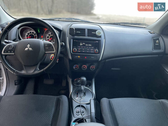 Серый Мицубиси Outlander Sport, объемом двигателя 2 л и пробегом 210 тыс. км за 10000 $, фото 9 на Automoto.ua