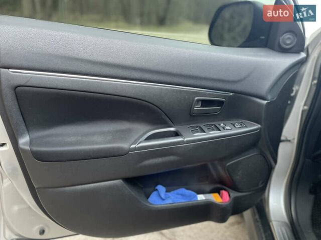 Серый Мицубиси Outlander Sport, объемом двигателя 2 л и пробегом 210 тыс. км за 10000 $, фото 7 на Automoto.ua