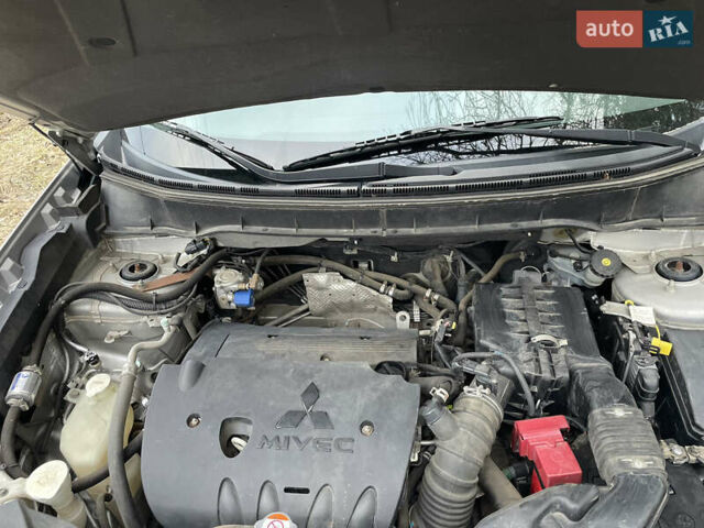 Серый Мицубиси Outlander Sport, объемом двигателя 2 л и пробегом 210 тыс. км за 10000 $, фото 15 на Automoto.ua