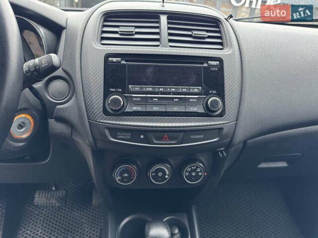 Серый Мицубиси Outlander Sport, объемом двигателя 2 л и пробегом 172 тыс. км за 12700 $, фото 16 на Automoto.ua