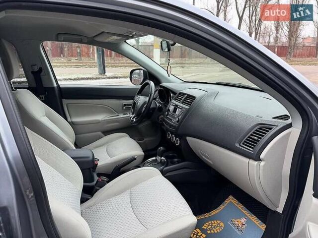 Серый Мицубиси Outlander Sport, объемом двигателя 2 л и пробегом 92 тыс. км за 12400 $, фото 7 на Automoto.ua