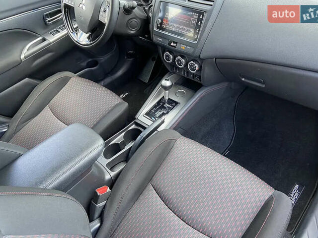 Серый Мицубиси Outlander Sport, объемом двигателя 2 л и пробегом 72 тыс. км за 16900 $, фото 11 на Automoto.ua