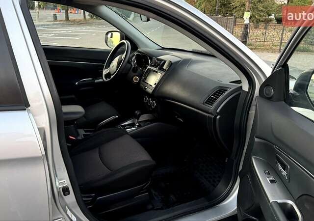 Серый Мицубиси Outlander Sport, объемом двигателя 2 л и пробегом 80 тыс. км за 13599 $, фото 8 на Automoto.ua