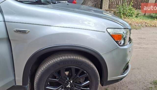 Серый Мицубиси Outlander Sport, объемом двигателя 2 л и пробегом 69 тыс. км за 15000 $, фото 2 на Automoto.ua