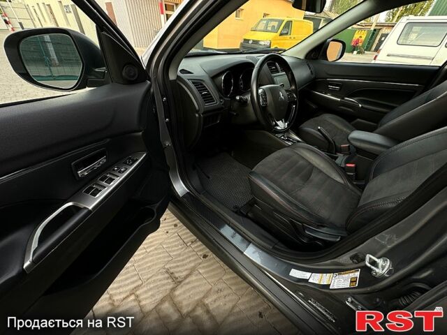 Серый Мицубиси Outlander Sport, объемом двигателя 24 л и пробегом 190 тыс. км за 12999 $, фото 8 на Automoto.ua