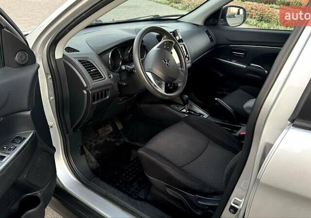 Серый Мицубиси Outlander Sport, объемом двигателя 2 л и пробегом 80 тыс. км за 13599 $, фото 5 на Automoto.ua