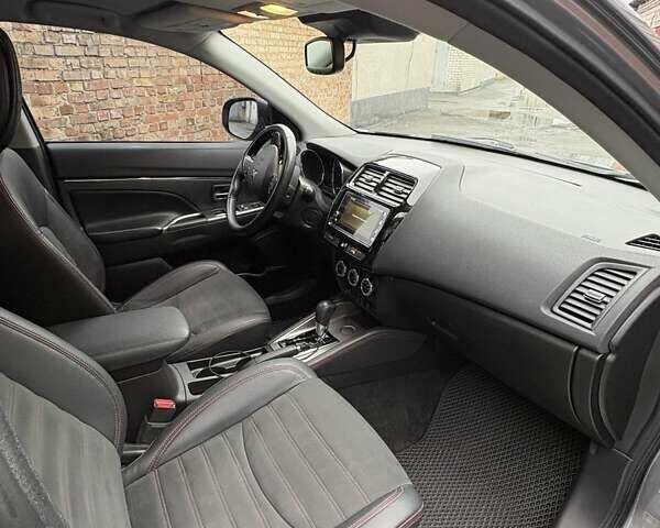 Серый Мицубиси Outlander Sport, объемом двигателя 2.4 л и пробегом 86 тыс. км за 15800 $, фото 7 на Automoto.ua