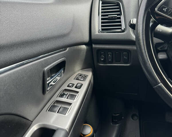 Серый Мицубиси Outlander Sport, объемом двигателя 2 л и пробегом 117 тыс. км за 17500 $, фото 8 на Automoto.ua