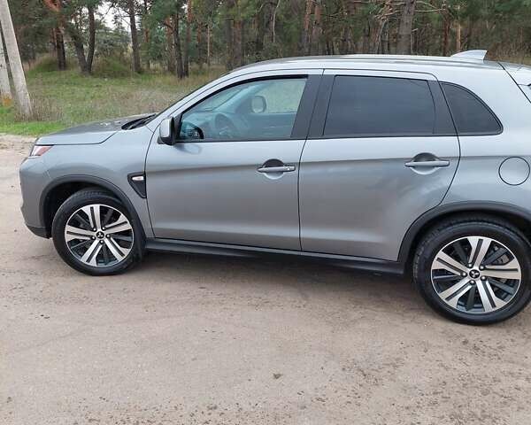 Серый Мицубиси Outlander Sport, объемом двигателя 2 л и пробегом 102 тыс. км за 18000 $, фото 4 на Automoto.ua