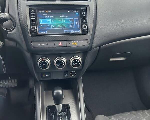 Серый Мицубиси Outlander Sport, объемом двигателя 2 л и пробегом 102 тыс. км за 18000 $, фото 6 на Automoto.ua