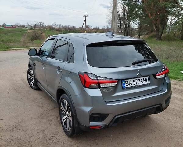 Серый Мицубиси Outlander Sport, объемом двигателя 2 л и пробегом 102 тыс. км за 18000 $, фото 3 на Automoto.ua