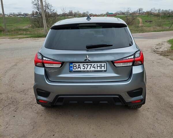 Серый Мицубиси Outlander Sport, объемом двигателя 2 л и пробегом 102 тыс. км за 18000 $, фото 2 на Automoto.ua