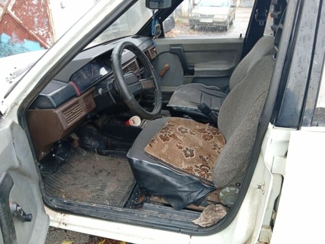 Белый Москвич / АЗЛК 2141, объемом двигателя 2 л и пробегом 70 тыс. км за 1100 $, фото 3 на Automoto.ua