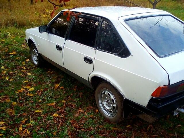 Белый Москвич / АЗЛК 2141, объемом двигателя 1.6 л и пробегом 180 тыс. км за 350 $, фото 3 на Automoto.ua