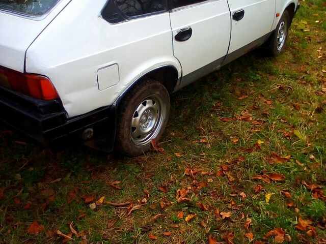 Белый Москвич / АЗЛК 2141, объемом двигателя 1.6 л и пробегом 180 тыс. км за 350 $, фото 5 на Automoto.ua