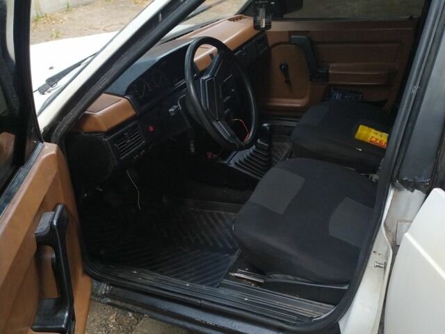 Белый Москвич / АЗЛК 2141, объемом двигателя 1.5 л и пробегом 90 тыс. км за 1320 $, фото 5 на Automoto.ua