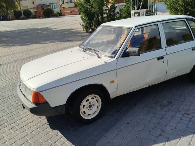 Москвич / АЗЛК 2141 1992 в Виннице на Automoto.ua Белый Москвич / АЗЛК 2141, объемом двигателя 1.5 л и пробегом 198 тыс. км за 435 $, фото 2 на Automoto.ua