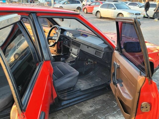 Красный Москвич / АЗЛК 2141, объемом двигателя 1.5 л и пробегом 178 тыс. км за 2500 $, фото 2 на Automoto.ua