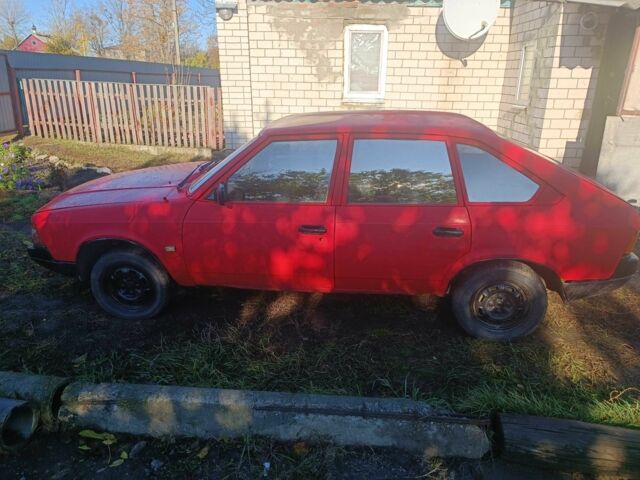 Москвич / АЗЛК 2141 1992 в Изюме на Automoto.ua Красный Москвич / АЗЛК 2141, объемом двигателя 1.5 л и пробегом 258 тыс. км за 903 $, фото 3 на Automoto.ua