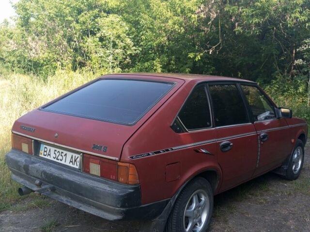 Красный Москвич / АЗЛК 2141, объемом двигателя 1.5 л и пробегом 70 тыс. км за 952 $, фото 1 на Automoto.ua