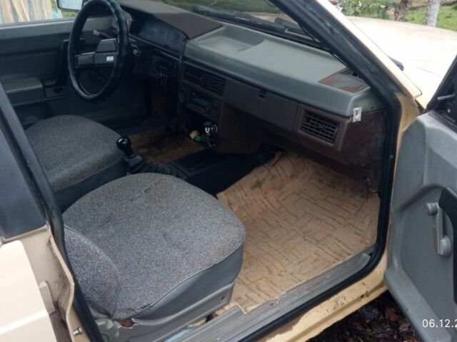 Желтый Москвич / АЗЛК 2141, объемом двигателя 1.5 л и пробегом 230 тыс. км за 522 $, фото 4 на Automoto.ua