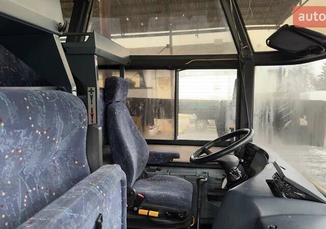 Желтый Неоплан 116, объемом двигателя 12 л и пробегом 8 тыс. км за 11000 $, фото 5 на Automoto.ua