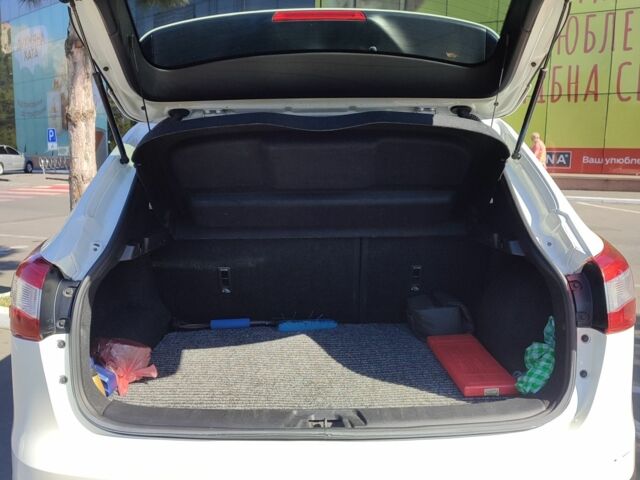 Белый Ниссан 110, объемом двигателя 1.6 л и пробегом 172 тыс. км за 14000 $, фото 8 на Automoto.ua