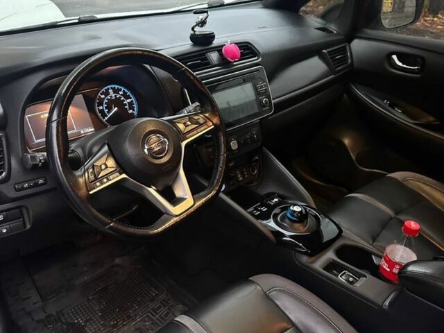 Білий Ніссан 110, об'ємом двигуна 0 л та пробігом 130 тис. км за 10000 $, фото 4 на Automoto.ua