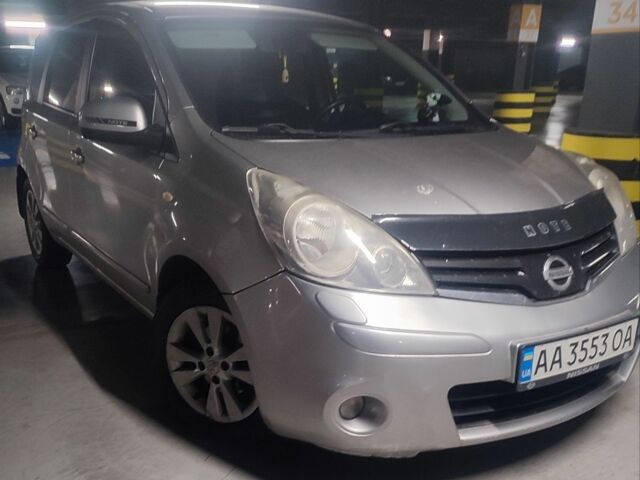 Сірий Ніссан 110, об'ємом двигуна 1.6 л та пробігом 246 тис. км за 7300 $, фото 1 на Automoto.ua