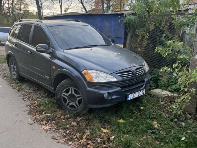 Синій Ніссан 110, об'ємом двигуна 2 л та пробігом 300 тис. км за 2000 $, фото 1 на Automoto.ua