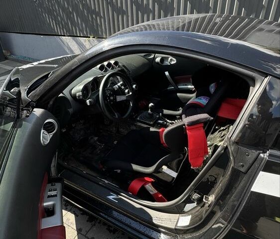 Черный Ниссан 350З, объемом двигателя 3.5 л и пробегом 158 тыс. км за 15000 $, фото 4 на Automoto.ua