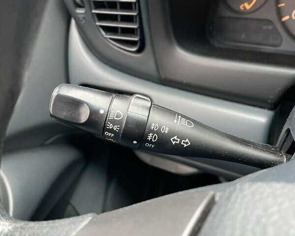 Серый Ниссан Альмера Классик, объемом двигателя 1.6 л и пробегом 213 тыс. км за 5400 $, фото 16 на Automoto.ua