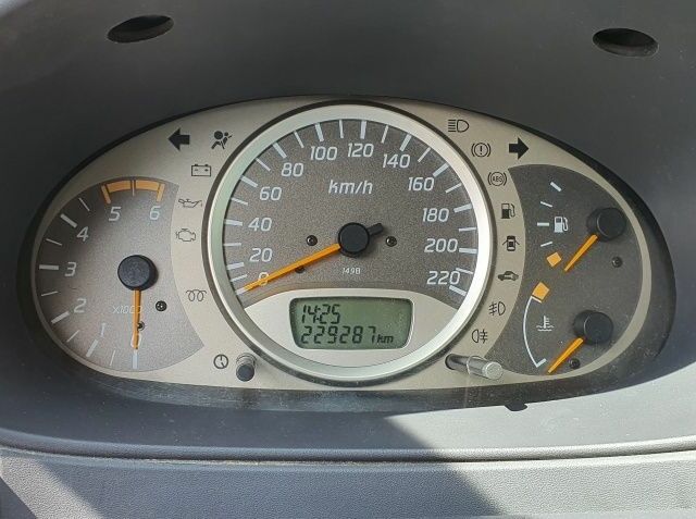 Сірий Ніссан Альмера Тіна, об'ємом двигуна 1.8 л та пробігом 230 тис. км за 2900 $, фото 6 на Automoto.ua