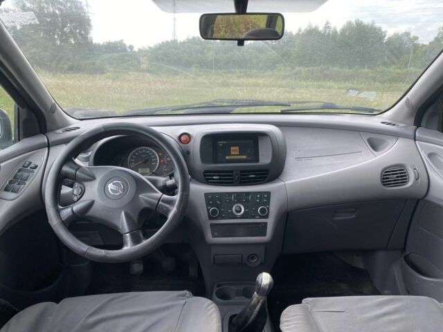 Серый Ниссан Альмера Тино, объемом двигателя 1.8 л и пробегом 370 тыс. км за 2600 $, фото 5 на Automoto.ua