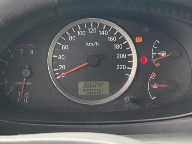 Серый Ниссан Альмера Тино, объемом двигателя 1.8 л и пробегом 370 тыс. км за 2600 $, фото 8 на Automoto.ua