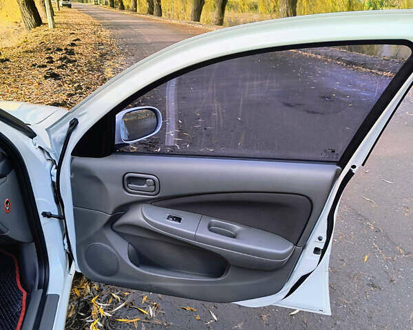 Белый Ниссан Альмера, объемом двигателя 1.6 л и пробегом 144 тыс. км за 6200 $, фото 19 на Automoto.ua