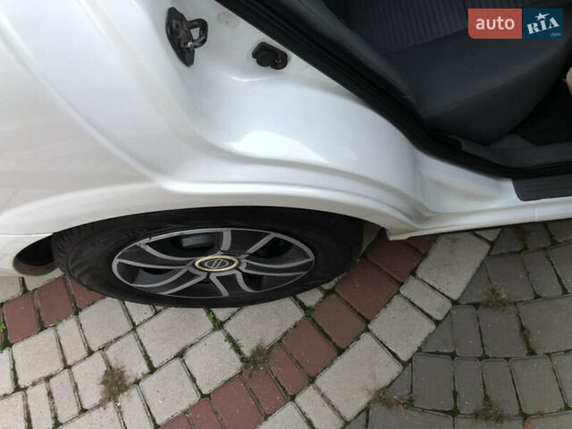 Белый Ниссан Альмера, объемом двигателя 1.6 л и пробегом 187 тыс. км за 5300 $, фото 15 на Automoto.ua