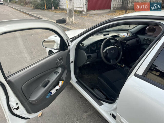 Белый Ниссан Альмера, объемом двигателя 1.6 л и пробегом 313 тыс. км за 4700 $, фото 11 на Automoto.ua