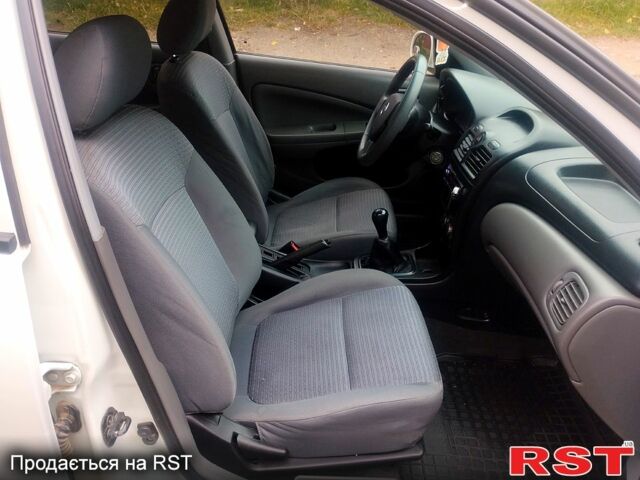 Белый Ниссан Альмера, объемом двигателя 1.6 л и пробегом 225 тыс. км за 4200 $, фото 6 на Automoto.ua