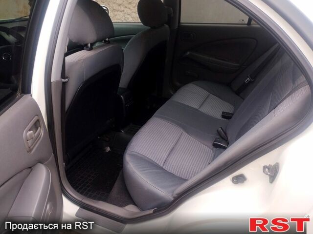 Белый Ниссан Альмера, объемом двигателя 1.6 л и пробегом 225 тыс. км за 4200 $, фото 7 на Automoto.ua