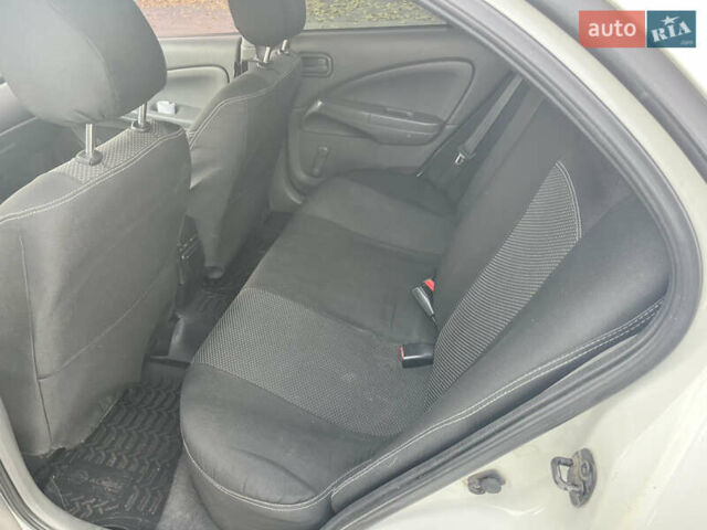 Белый Ниссан Альмера, объемом двигателя 1.6 л и пробегом 313 тыс. км за 4700 $, фото 9 на Automoto.ua