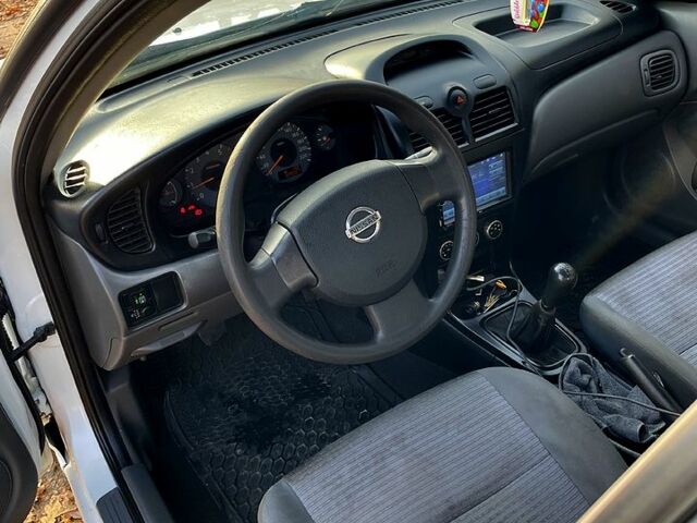 Белый Ниссан Альмера, объемом двигателя 1.6 л и пробегом 330 тыс. км за 3799 $, фото 12 на Automoto.ua