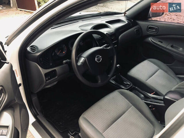 Белый Ниссан Альмера, объемом двигателя 1.6 л и пробегом 187 тыс. км за 5300 $, фото 33 на Automoto.ua